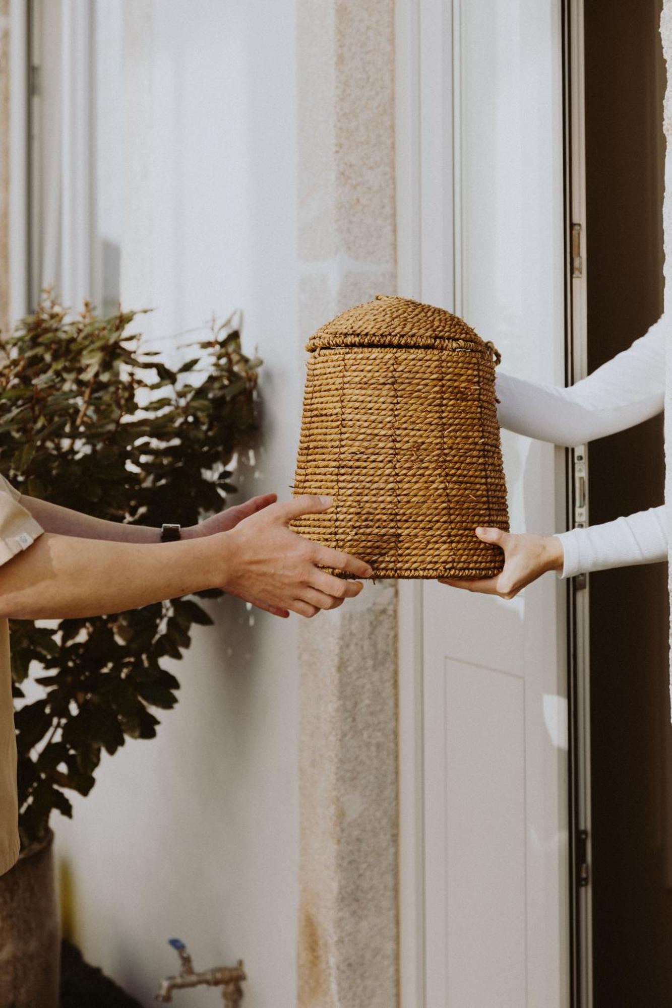 Village Aparthotel By Boa Porto Eksteriør bilde A beekeeper delivers a package of honey to a customer