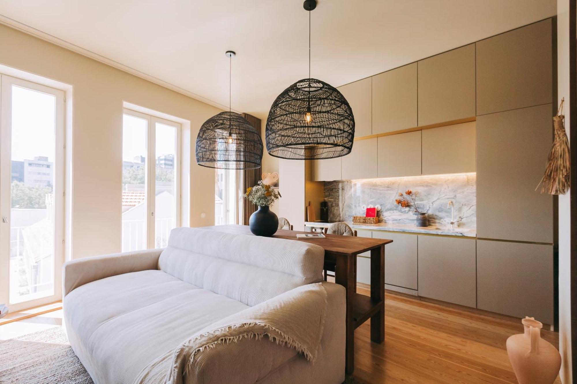 Village Aparthotel By Boa Porto Rom bilde A living room with a kitchen in the background