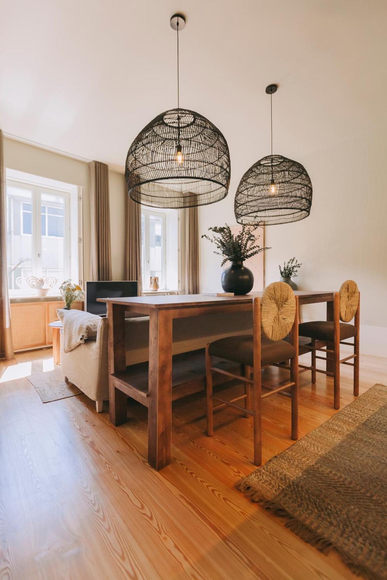 Village Aparthotel By Boa Porto Rom bilde A dining room with a table and chairs