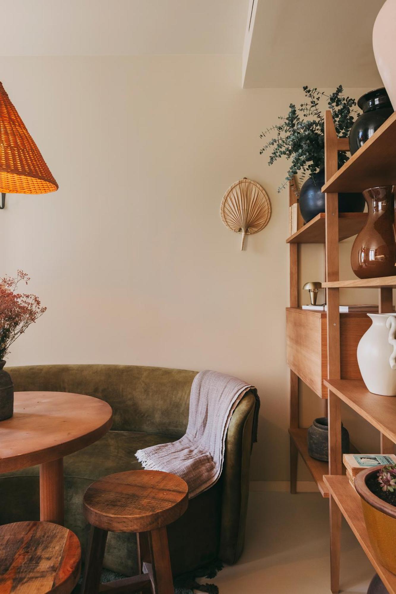 Village Aparthotel By Boa Porto Rom bilde A living room with a sofa, a table, a shelf and a lamp
